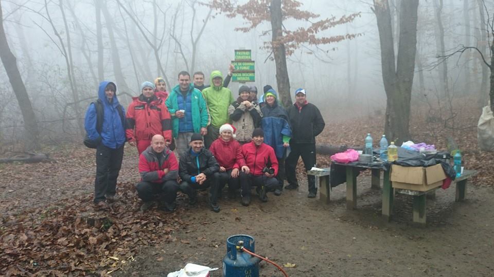 Tone de gunoaie menajere adunate de voluntari în Munţii Zărandului!